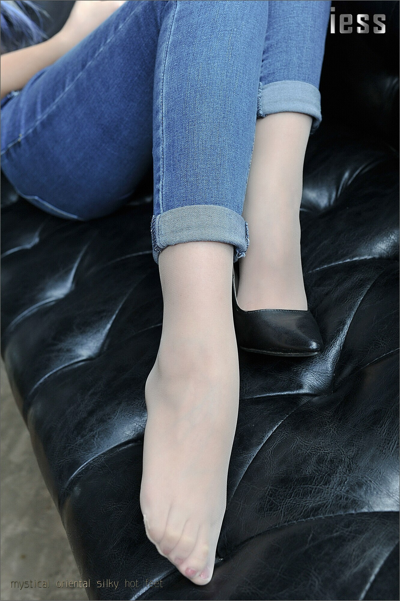 [IESS] Zhang Xinyue's silk feet, high heels and jeans